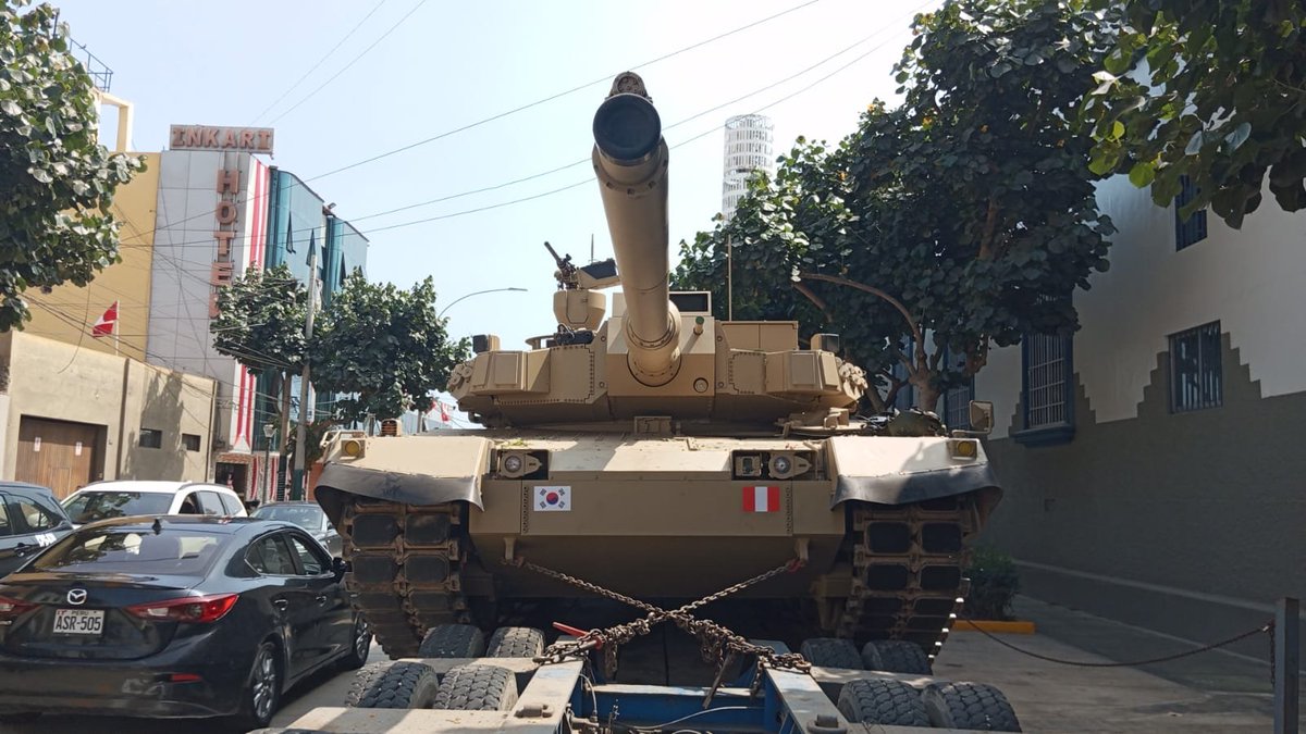 Fr4n_ng's tweet photo. Creo que lo mejor de cierta manera fue que los K2 no defilaran, repetir los errores del MBT 2000 no era opción, gracias a las diferentes noticias que han saltado hoy día se puede saber que el K2 sigue en negociaciones. https://t.co/64qnQXNFTV