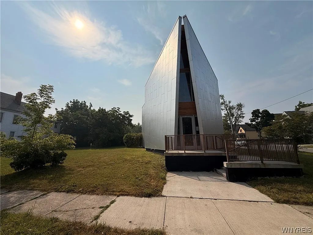BuffaloRising's tweet photo. Opportunity Knocks, Again: The Triangle House https://t.co/0ZB7HdOzGz https://t.co/PW2pb2MlwT