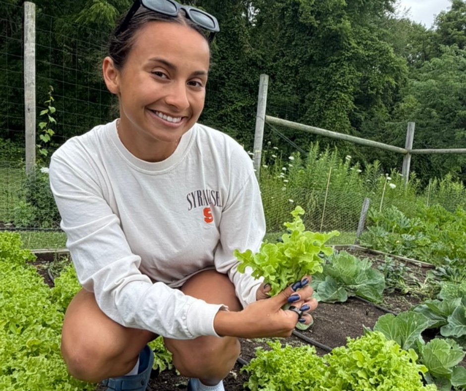 HendricksChapel's tweet photo. 🥕 🍅 🥦 Meet Maria Buscaglia G'27 and Darika Djusupova '28, this summer's student managers at Pete's Giving Garden! Since 2019, the garden has produced over 600 pounds of food for students facing food insecurity. Read their full story to learn more ➡️ https://t.co/ewe6wtMxJj https://t.co/sOuu3sPuNd