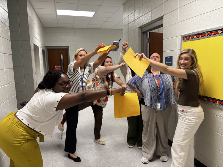 SpartanburgD5's tweet photo. We're so excited to welcome our teachers and staff back today! π Berry Shoals Elementary School staff celebrated with some team-building and a fun teacher photo scavenger hunt! πΈπ #WeAreD5 #D5Family https://t.co/0P62tdHLe2