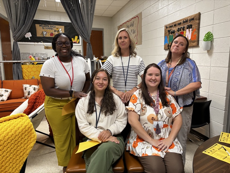 SpartanburgD5's tweet photo. We're so excited to welcome our teachers and staff back today! π Berry Shoals Elementary School staff celebrated with some team-building and a fun teacher photo scavenger hunt! πΈπ #WeAreD5 #D5Family https://t.co/0P62tdHLe2