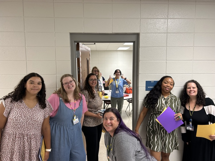 SpartanburgD5's tweet photo. We're so excited to welcome our teachers and staff back today! π Berry Shoals Elementary School staff celebrated with some team-building and a fun teacher photo scavenger hunt! πΈπ #WeAreD5 #D5Family https://t.co/0P62tdHLe2