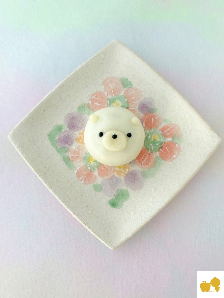 okashi_mansaku's tweet photo. この投稿が誰かの小さな癒しになりますように🌿

【7月31日（金）】

旧暦6月18日
丙午｜大安｜一粒万倍日｜三りんぼう

おはようございます☀
今日もころんと、まんまるな仲間たち♪
シロクマまんじゅうです♡

お誕生日を迎えた皆さんへ🎂
そっと「おめでとう」を送ります。
生まれてきてくれてありがとう💐

【金曜日は感謝の言葉】

ひとつの「ありがとう」から、
やさしさは、また広がっていく。

シロクマも、
まあるい気持ちを届けにきました🐻‍❄️

今日も笑顔いっぱい楽しい一日を😊♪