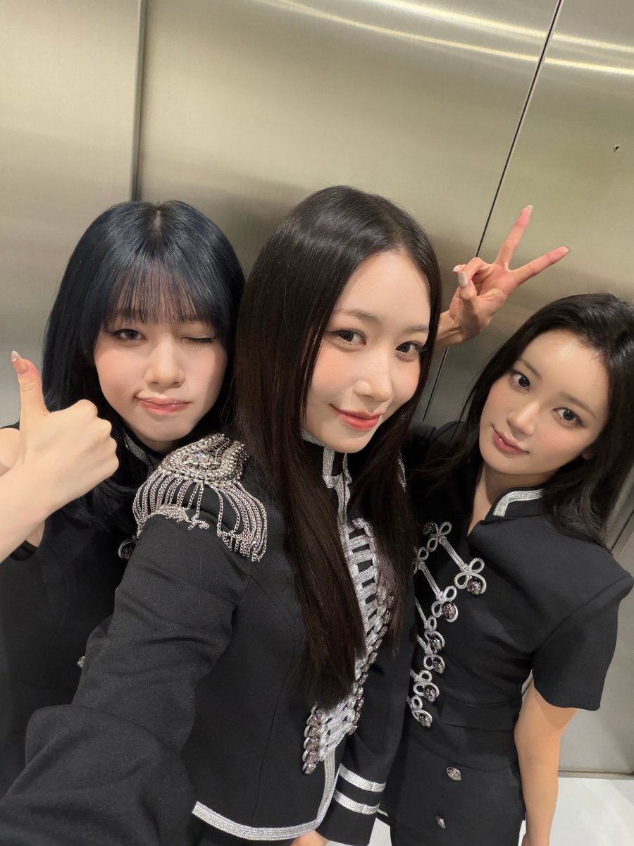 official__ME_I_'s tweet photo. 🫧 : #今日のミーアイ

20260731
@ 日本テレビ「バズリズム02」

#AYANE #MOMONA #MIU

*˖ ⚘⚘ 花咲く道 ⚘⚘ ˖*
https://t.co/GjwIsaPPvm

#오늘의미아이 
#バズリズム 
#ME_I #ミーアイ #미아이 https://t.co/zFSM3u0cNJ
