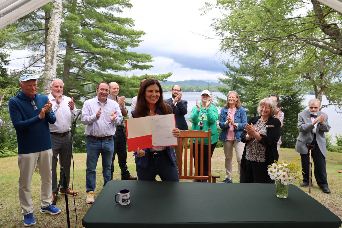 Governor Kelly Ayotte tweet media
