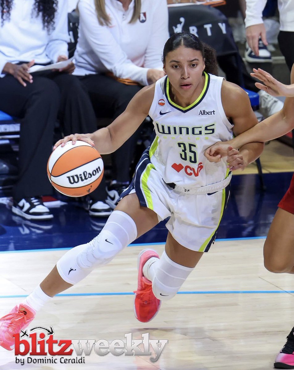 AzziArchive's tweet photo. Azzi photos from last nights matchup https://t.co/JRK2BI144x