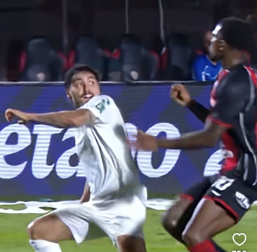 Sousa__zx's tweet photo. @FelipeMour77 @stabbingself @futebol_info Uau, como se ele não tivesse vendo o cara indo disputar a bola, vc falou sobre os comentários da Globo, na própria Globo falou q era pra vermelho por ele ter visto a aproximação do jogador, mas como vc msm disse né “nem discuto  MAS, tão brigando com a porra da imagem” https://t.co/L7FfY8K6Dx