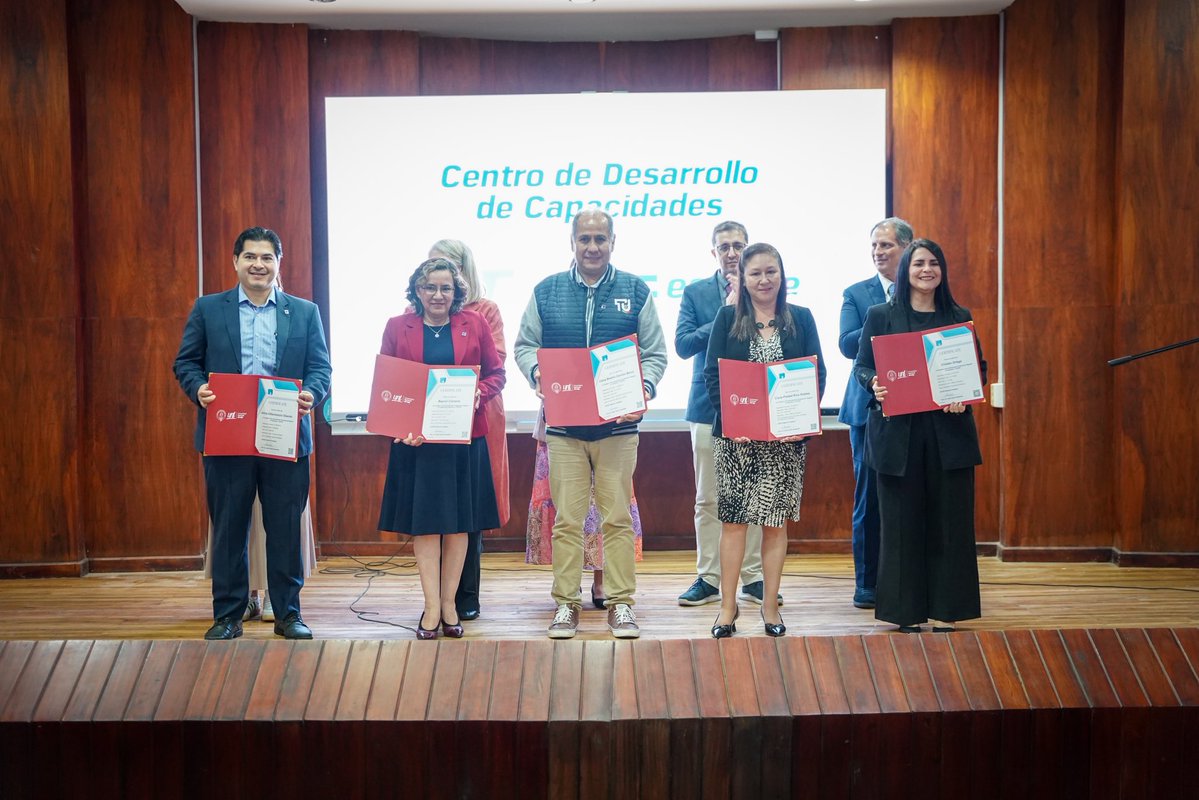 UNLoficial's tweet photo. 3/ 👨‍🏫 Resultado: más de 200 docentes ya certificados, reflejando nuestro compromiso con una educación de excelencia y estándares internacionales. https://t.co/JygfZYmcj3