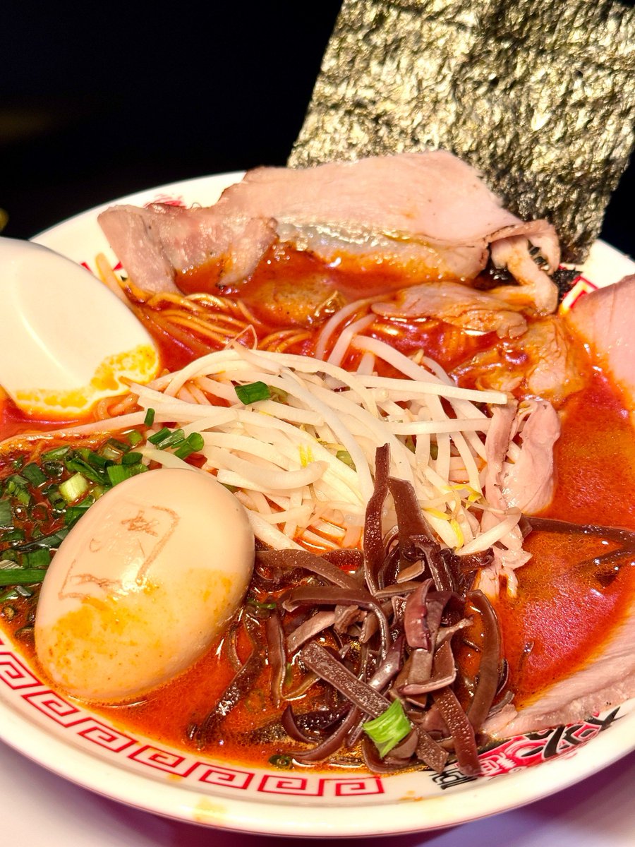 eirj748461763's tweet photo. [深夜食堂的暖黄灯串晃着柔影，暖呼呼的豚骨拉面冒着白汽，一口下去，一天的疲惫都融在汤里啦]， https://t.co/Rvbpj5XJRp