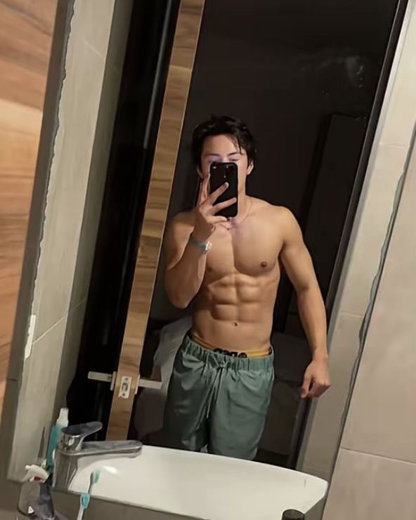kinnolo's tweet photo. this man cannot take a straight mirror selfie for the life of him https://t.co/6PhhU0zfvp
