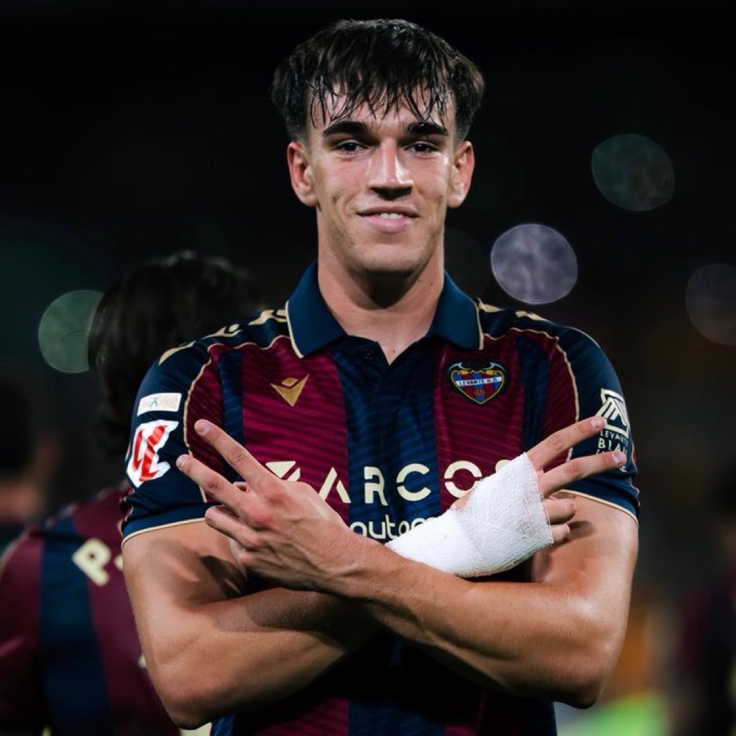 MarioHurtadoRM's tweet photo. Lo que es la vida y el destino, esta mañana Carlos Espi estaba pensando en si irse al Brighton o al Hull City y de repente a la noche se ve en el Real Madrid, qué bonito es el fútbol. https://t.co/drpyBs6baz