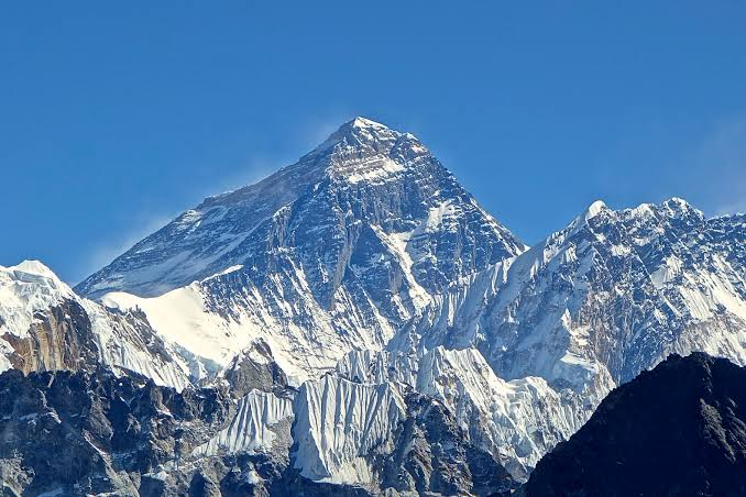 forallcurious's tweet photo. Mount. Everest contains marine rocks and fossilized ancient sea creatures, proving that the highest place on Earth was once at the bottom of the ocean https://t.co/NkFvQQUvCE