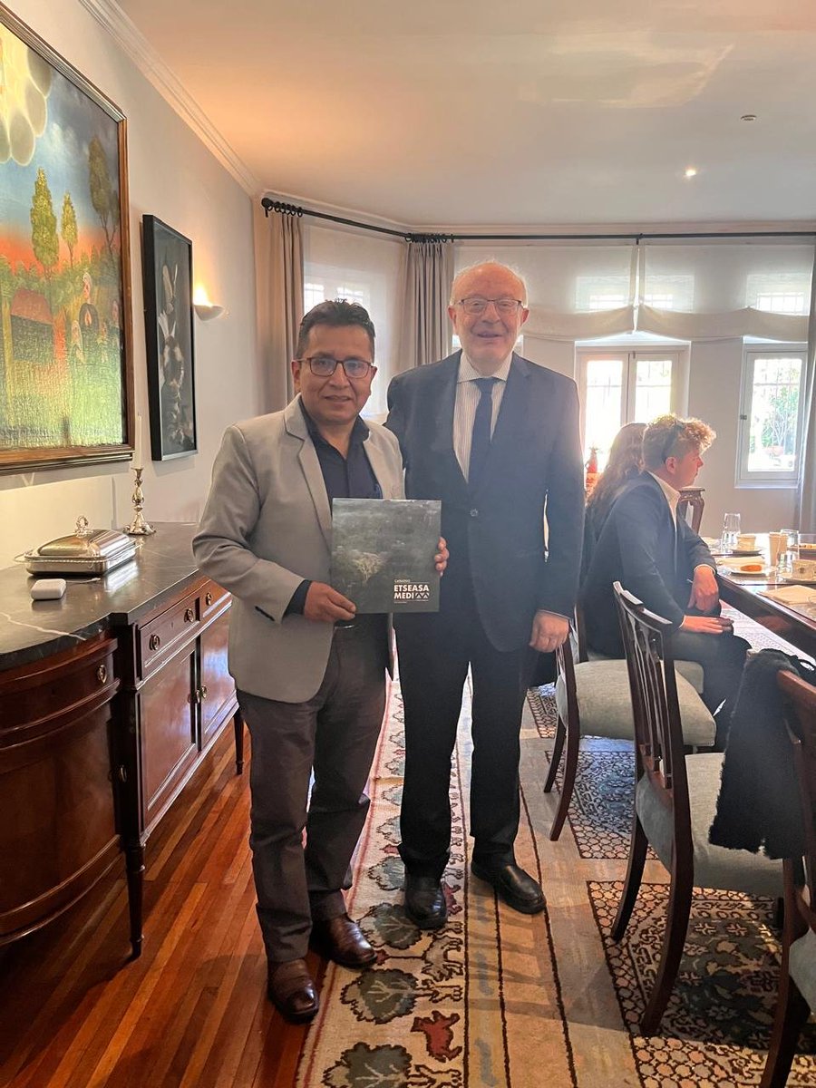EmbajadaEspLPaz's tweet photo. Con socios y amigos 🇪🇺 🇨🇭 🇨🇦 🇩🇪 🇸🇪, nos hemos reunido en @EmbajadaEspLPaz con @DPBoliviaOf  sr Callisaya, para escuchar su análisis sobre conflictividad social mayo-junio y escenarios posteriores. Muy agradecidos por su información!
🇪🇦🤝🇧🇴
@MAECgob @MRE_Bolivia @DefensorPuebloE https://t.co/yD2dZlGwRr