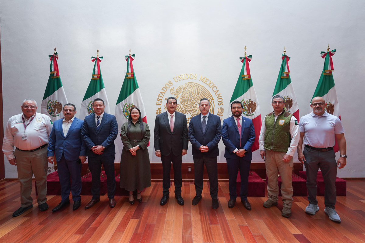 SergioSalomonC's tweet photo. Este jueves recibimos al Banco Interamericano de Desarrollo (@el_BID), encabezado por Felipe Muñoz Gómez (@felipemgomez8), jefe de la Unidad de Migración, y Juan Pablo Álvarez, especialista para México y Centroamérica, para dar seguimiento a una agenda de cooperación en gestión migratoria.

Agradezco la disposición del BID para mantener una colaboración técnica que contribuye a consolidar la política migratoria humanista del Gobierno de México que impulsa nuestra Presidenta, la Dra. @Claudiashein .

El trabajo coordinado con el BID fue muy importante en el periodo previo al desarrollo de la Copa Mundial 2026, particularmente con capacitaciones para el personal que se integró a la atención en los principales aeropuertos internacionales del país, lo que permitió brindar una atención cálida y de calidad. 🌎 ⚽️