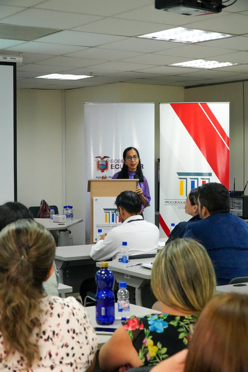 Arcsa_Ec's tweet photo. ¡Fomentamos el conocimiento mediante capacitación! 👥⚖️

Dentro del convenio de cooperación con @PGEcuador, nuestros analistas capacitaron sobre la normativa sanitaria de productos de uso y consumo humano a funcionarios de este organismo.

#ArcsaCapacita ✅
#ElNuevoEcuador 🇪🇨 https://t.co/AwfiLy3VA7
