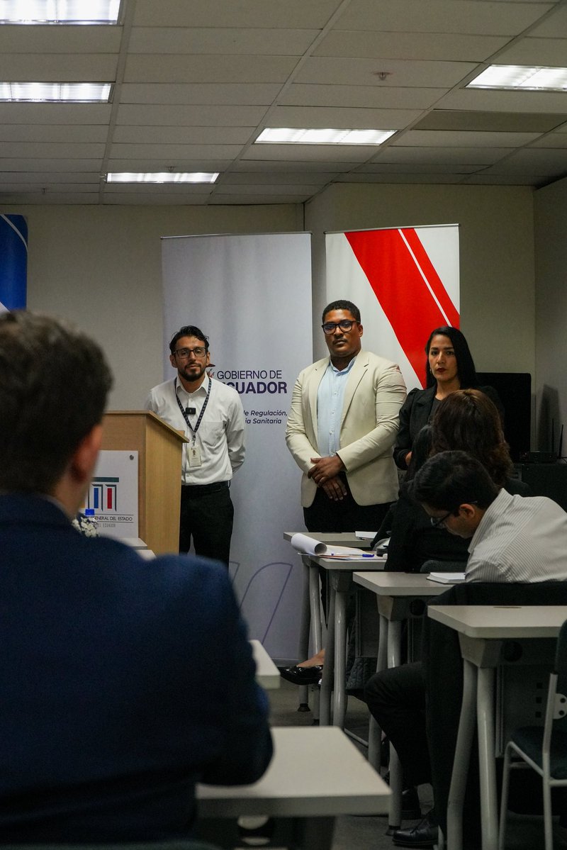Arcsa_Ec's tweet photo. ¡Fomentamos el conocimiento mediante capacitación! 👥⚖️

Dentro del convenio de cooperación con @PGEcuador, nuestros analistas capacitaron sobre la normativa sanitaria de productos de uso y consumo humano a funcionarios de este organismo.

#ArcsaCapacita ✅
#ElNuevoEcuador 🇪🇨 https://t.co/AwfiLy3VA7
