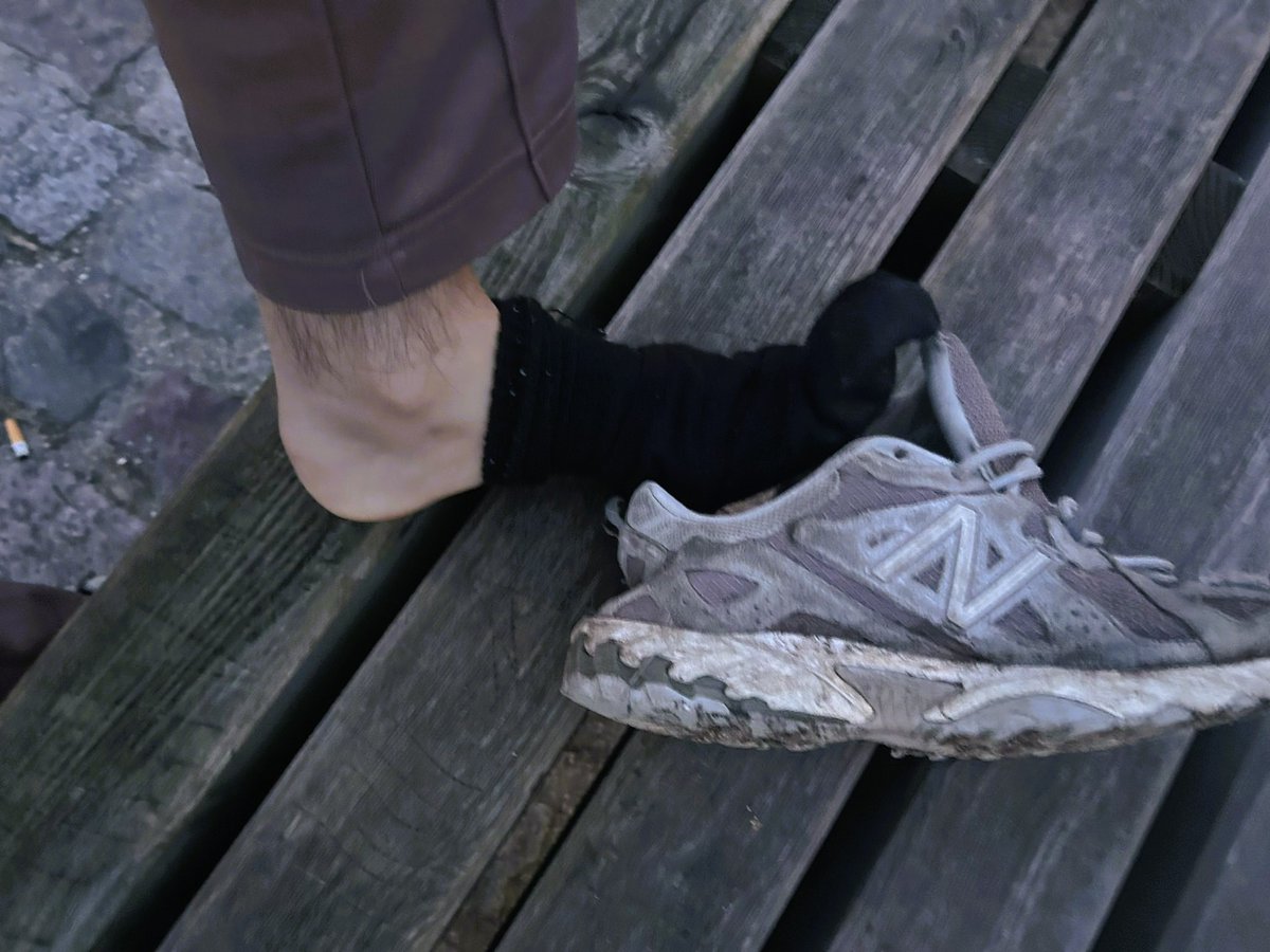 slave_here's tweet photo. La meilleure manière de terminer une journée, aux pieds de @raykunns quand il retire ses chaussures 🥵
C'est le moment idéal pour déposer les billets à ses pieds.
Servez-le, il mérite toutes les offrandes 💸🧎 https://t.co/d4Xsk5fqzH
