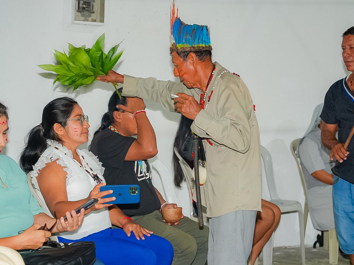 NuviaVega2's tweet photo. La FCUNAE cumple 42 años de vida organizativa y lo celebraron desde la madrugada con la Waysa Upina.

Cuatro décadas defendiendo su territorio ancestral, educación bilingüe, salud y justicia indígena.

Hoy también #Orellana cumple 28 años. Las dos historias son la misma. 🌿 https://t.co/JLhUcVC2DD