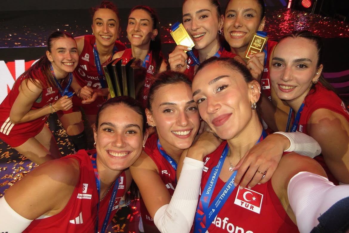 guvelli's tweet photo. ECZACIBASI é o maior clube do mundo (e deniz e eylül https://t.co/Njev8Qq64M