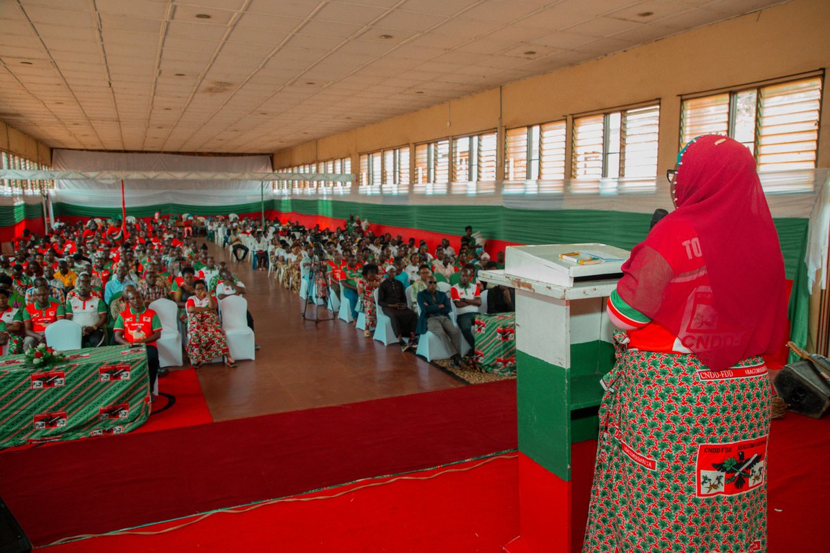 CnddFddGitega's tweet photo. Mu masengesho yo kuri uyu  wa 4 uheza ukwezi kwa Mukakaro,Abagumyabanga ba @CnddFddGitega  bahamagaririwe kuguma bagendera isezerano bagiranye n'Imana,gukundana,kubungabunga amahoro n'umutekano no kurushiriza ibikorwa vy'iterambere,kuko ari vyo shimikiro ry'Imbonakazoza y'🇧🇮. https://t.co/0Vd2y3uofl
