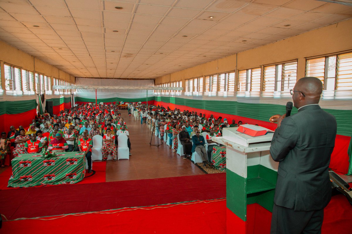 CnddFddGitega's tweet photo. Mu masengesho yo kuri uyu  wa 4 uheza ukwezi kwa Mukakaro,Abagumyabanga ba @CnddFddGitega  bahamagaririwe kuguma bagendera isezerano bagiranye n'Imana,gukundana,kubungabunga amahoro n'umutekano no kurushiriza ibikorwa vy'iterambere,kuko ari vyo shimikiro ry'Imbonakazoza y'🇧🇮. https://t.co/0Vd2y3uofl