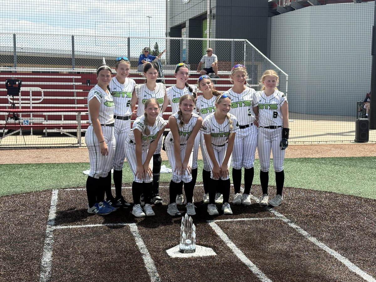 National14uGTS's tweet photo. No quit in this group. Fought til the end but came up one run short. 100% retention and adding 3 more dynamic pieces next season. The future is so bright!!!💚🖤🤍 @GTSBBSB @Elite13uGTS @PGFnetwork @DaveBetcher1 @tagupSoftball @Sports_Recruits @PrepSoftball @ExtraInningSB https://t.co/wJNPKCJnI9