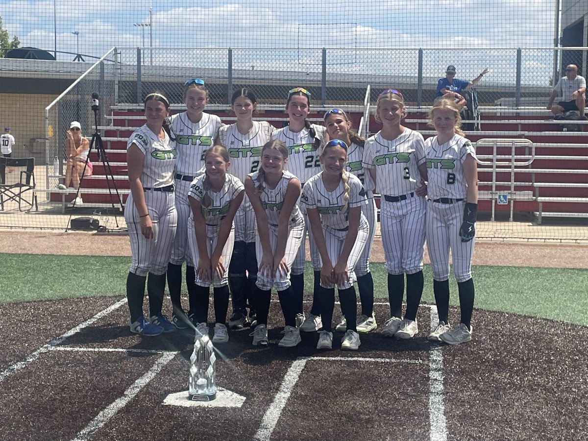 National14uGTS's tweet photo. No quit in this group. Fought til the end but came up one run short. 100% retention and adding 3 more dynamic pieces next season. The future is so bright!!!💚🖤🤍 @GTSBBSB @Elite13uGTS @PGFnetwork @DaveBetcher1 @tagupSoftball @Sports_Recruits @PrepSoftball @ExtraInningSB https://t.co/wJNPKCJnI9