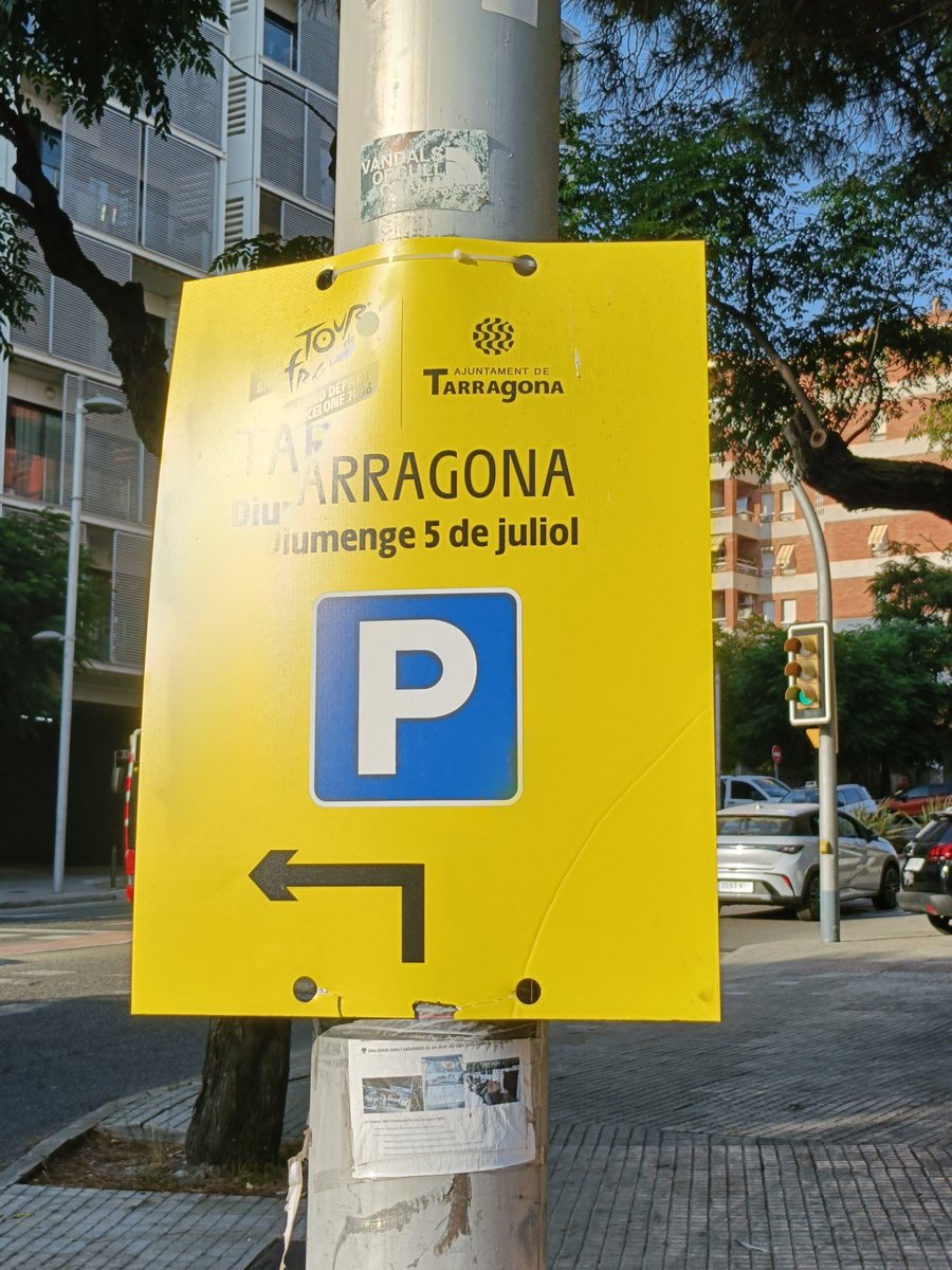 EdmundBAdd's tweet photo. @JMC1886_ @alex_bema @BarridelPort @TGNAjuntament @AdanTgn Parlant del tour, que torna l'any q ve i per això deixen el cartell? https://t.co/ECceHjSPQx