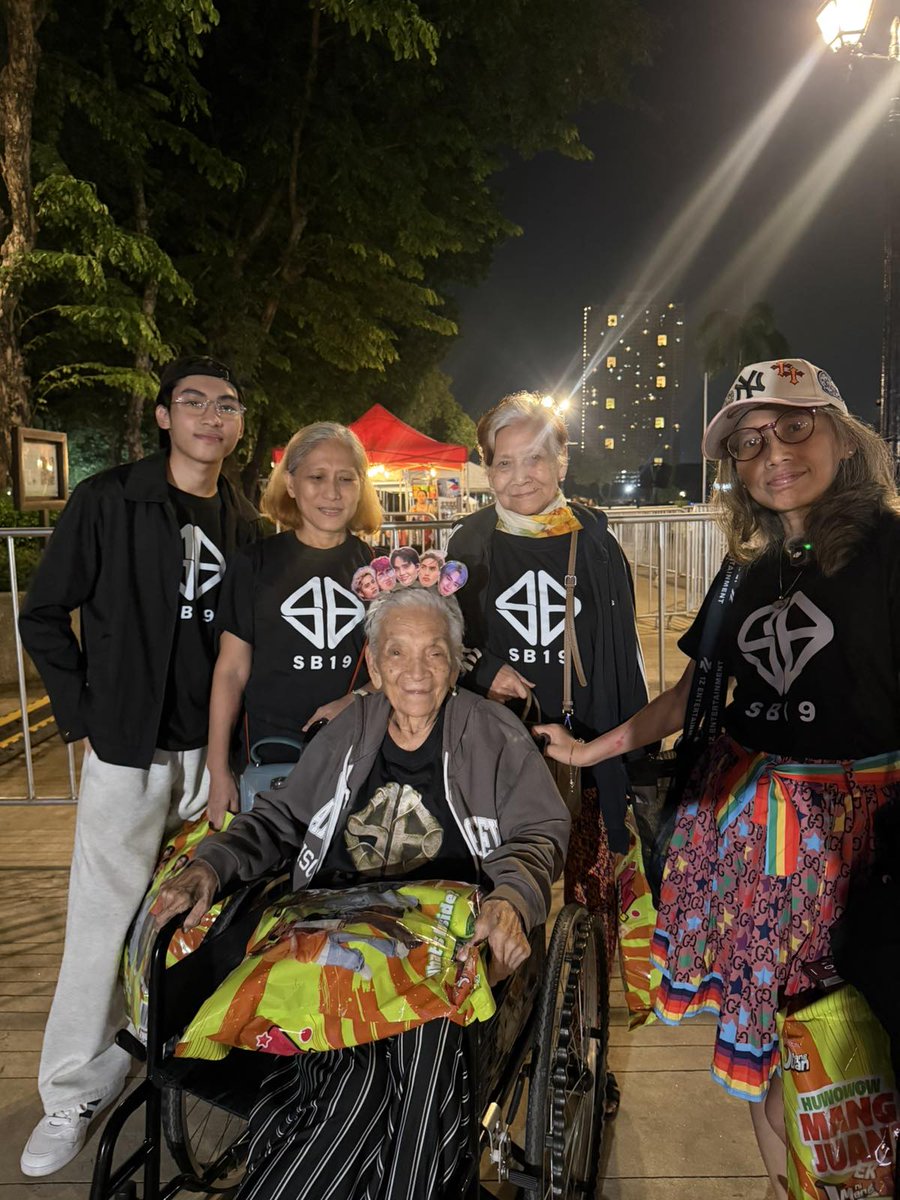 gmanews's tweet photo. 102-YEAR-OLD FAN NG SB19 🙌

Kabilang sa fans ng SB19 na dumagsa sa Rizal Park para manood ng kanilang performance sa Lollapalooza ang 102-anyos na si Nanay Julita Odron na residente ng Maynila. | via @jhomer_apresto 

Bisitahin ang https://t.co/3DVm1n0hHP para sa pinakabagong mga balita.