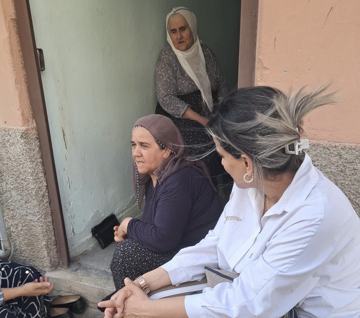 akkadinelazig23's tweet photo. 📍Kırklar Mahallesi

Belediye Meclis Üyemiz Sayın Abdulsamet Yaman, Merkez İlçe Başkan Vekilimiz Sayın Fatih Uzun, Kadın Kolları Yerel Yönetimler Başkanımız Sayın Kübra Sönmez, Kadın Kolları AR-GE ve Eğitim Başkanımız Sayın Rana Aydın, Kırklar Mahallesi Başkanımız Sayın Birsen Gökmen, Merkez İlçe Yönetim Kurulu Üyelerimiz, Kadın Kolları Yönetim Kurulu Üyelerimiz Sayın Halise Can, Sayın Merve Üşen Doğdu ve Sayın Hava Çetinkaya Kırklar Mahallesinde saha çalışması gerçekleştirdi. 

Hane ziyaretleri kapsamında hemşehrilerimizin evlerine misafir olarak talep ve önerilerini dinledik, samimi sohbetler gerçekleştirdik. Gönüllere dokunan ziyaretlerimizde Cumhurbaşkanımız ve Genel Başkanımız Sayın Recep Tayyip Erdoğan’ın selamlarını ileterek vatandaşlarımızla güçlü gönül bağımızı bir kez daha pekiştirdik. 

Milletimizle iç içe olmaya, kapı kapı dolaşarak gönüllere misafir olmaya ve ortak akılla çalışmalarımıza yön vermeye devam ediyoruz.

@akkadingm 
@tugbaisikercan 
@isselmanoglu23 
@yegulmelike