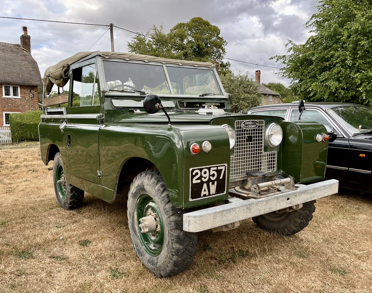 judith_sheen's tweet photo. #Wilcot Classics on the Green #ClassicCars https://t.co/yigDRvEZi1