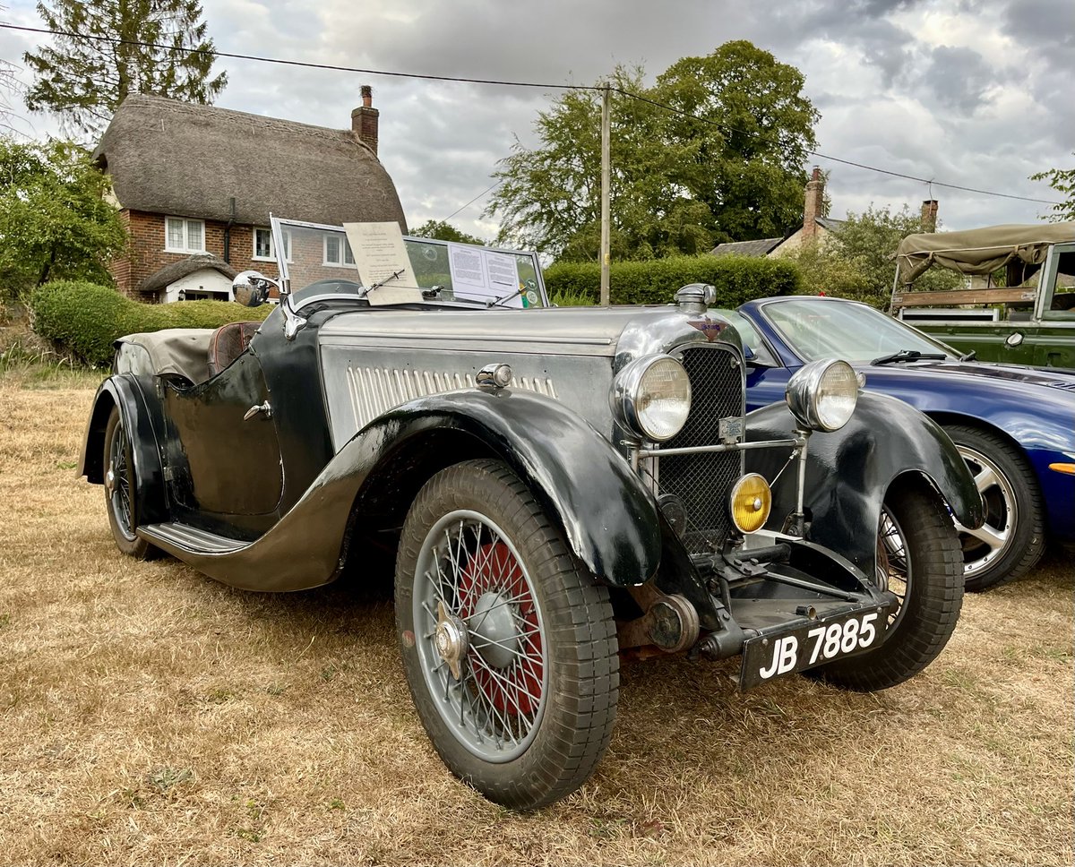 judith_sheen's tweet photo. #Wilcot Classics on the Green #ClassicCars https://t.co/yigDRvEZi1
