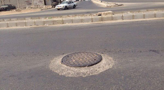 AwadAlmalki's tweet photo. @Balady_CS  إذا كان غطاء الصرف الصحي سيبقى أعلى أو أخفض من مستوى الطريق، فأرجو اعتماده رسميًا ضمن المطبات الصناعية حتى يعرف السائق أنه سيغيّر المساعدات قريبًا. أما إذا كان غطاء صرف، فمكانه أن يكون بمستوى الأسفلت! 🚗💸 https://t.co/tf8e3WACTQ