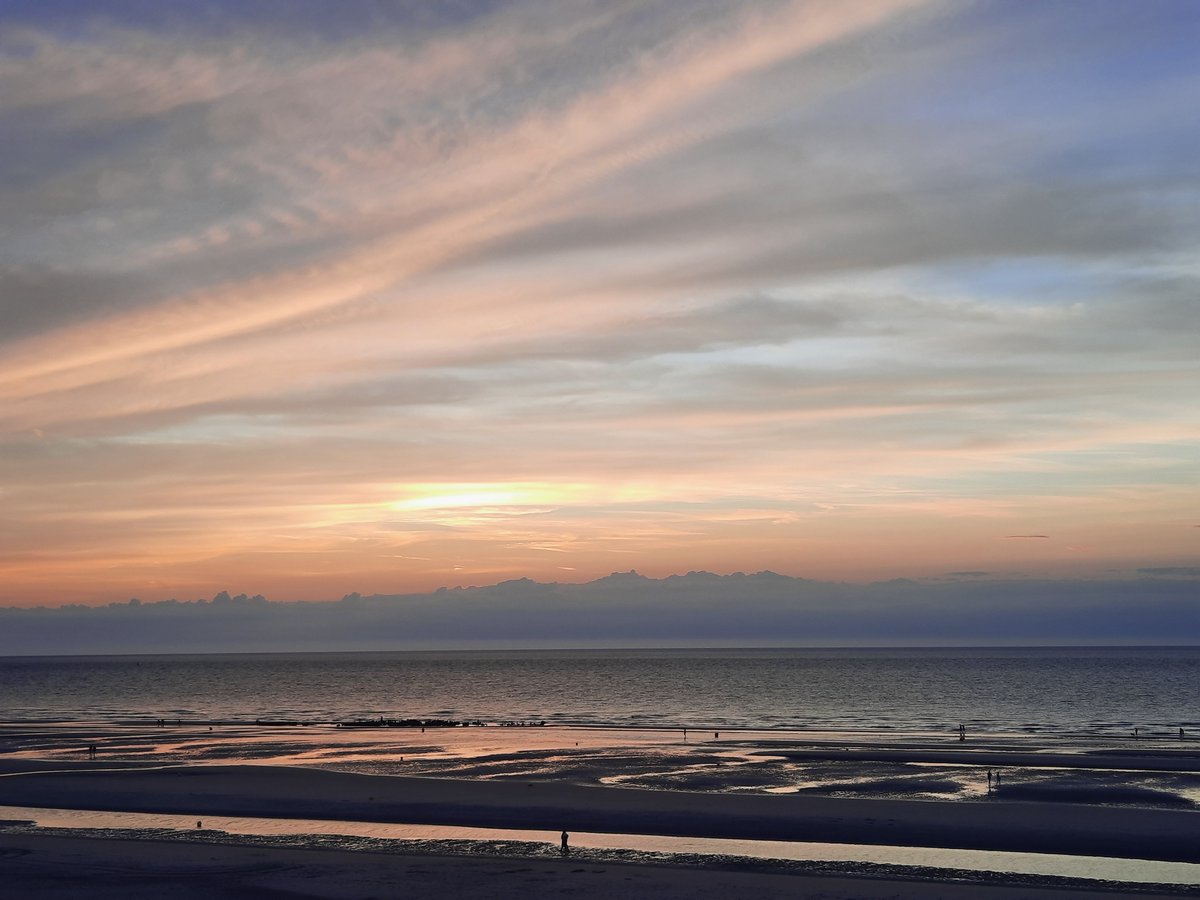 AlexV595315's tweet photo. Chemtrails Belgique.  Ils ont épandu sur la côte toute la journée depuis 2 jours. On dirait que les nuages chargés d'eau restent bloqué au large sans espoir d'apporter la pluie tant attendue depuis 5 semaines. https://t.co/tnTLqkULNj