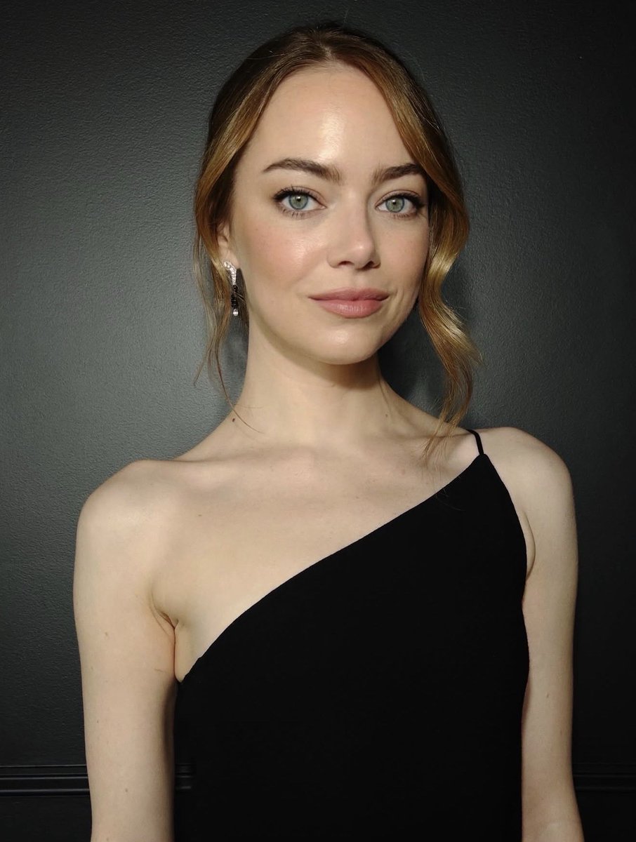 emmastonesite's tweet photo. NEW | Emma Stone looks breathtaking in new portraits In New York. 🤍✨

📸: IG:  lisaaharon &amp; barbdoeshair https://t.co/97BUAEmEOZ