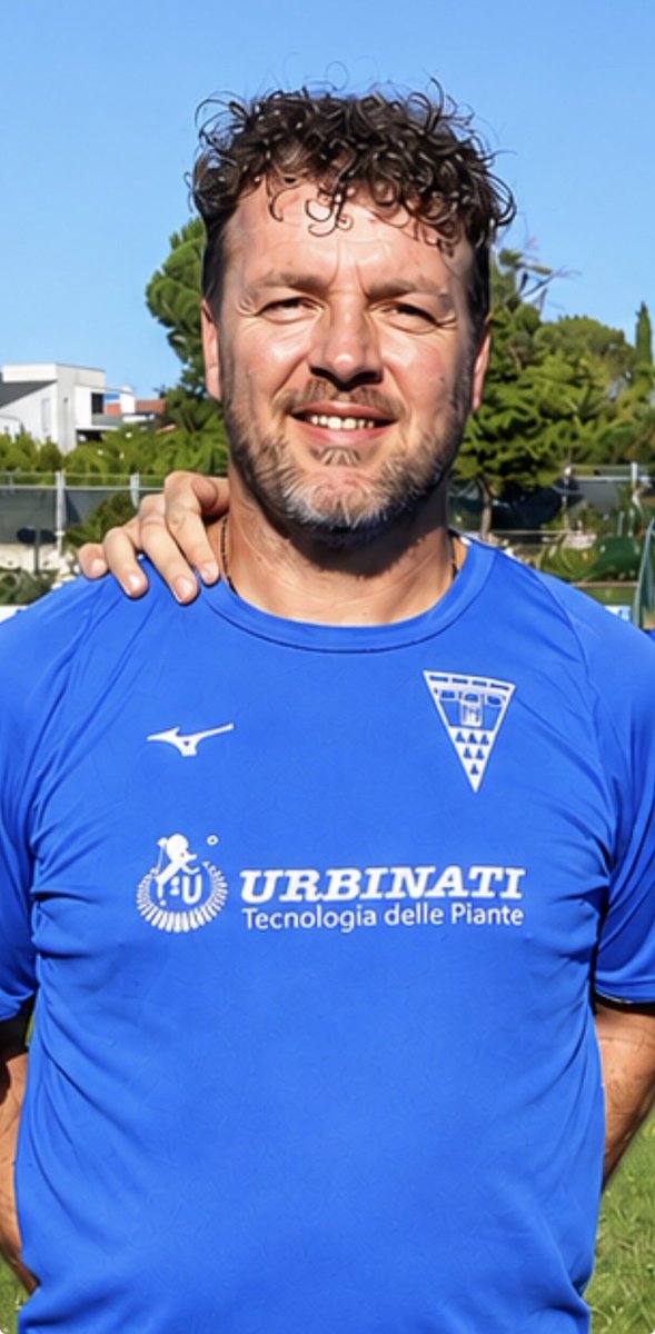 PUNTOGOLDSPORT's tweet photo. 𝗠𝗔𝗥𝗖𝗘𝗟𝗟𝗢 𝗖𝗢𝗟𝗢𝗠𝗕𝗜 | 𝗣𝗿𝗲𝗽𝗮𝗿𝗮𝘁𝗼𝗿𝗲 𝗱𝗲𝗶 𝗣𝗼𝗿𝘁𝗶𝗲𝗿𝗶

Gli estremi difensori della 𝗦𝗮𝘃𝗶𝗴𝗻𝗮𝗻𝗲𝘀𝗲 potranno contare ancora sull’esperienza e sulla competenza di 𝗠𝗮𝗿𝗰𝗲𝗹𝗹𝗼 𝗖𝗼𝗹𝗼𝗺𝗯𝗶 confermato nel ruolo di preparatore dei portieri anche per la prossima stagione.

Punto di riferimento per i numeri uno gialloblù, Colombi continuerà a seguire la crescita e la preparazione degli estremi difensori in vista del campionato di 𝗘𝗰𝗰𝗲𝗹𝗹𝗲𝗻𝘇𝗮, mettendo a disposizione professionalità, passione e grande esperienza.

𝗶𝗜𝗻𝘀𝗶𝗲𝗺𝗲 𝗮 𝗠𝗮𝗿𝗰𝗲𝗹𝗹𝗼, pronti ad affrontare una nuova stagione.💪🏻