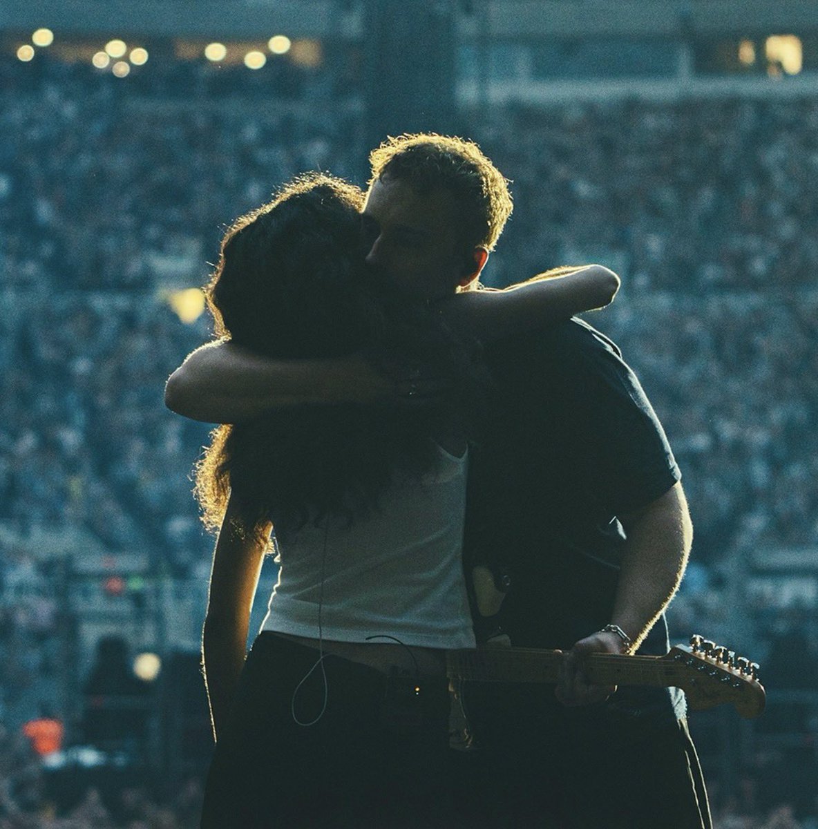 liviadeansource's tweet photo. Olivia and Sam Fender have been #1 with ‘Rein Me In’ for 18 weeks, and if they hit 19 weeks they’ll beat the all-time record EVER set!!! 

If you download the song for just 59p you’ll be in with a chance of winning a personalised number 1 award or a ‘Rein Me In’ t-shirt🤍

Download here: https://t.co/X5NQWEGkUt