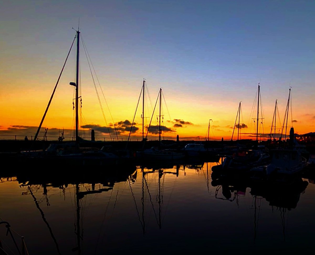 HettieZurMuhlen's tweet photo. Het blijft lang mooi in de haven🏆
#Ameland #haven #nes #zeilboot⛵️🥂 https://t.co/DdDZWvB7FU