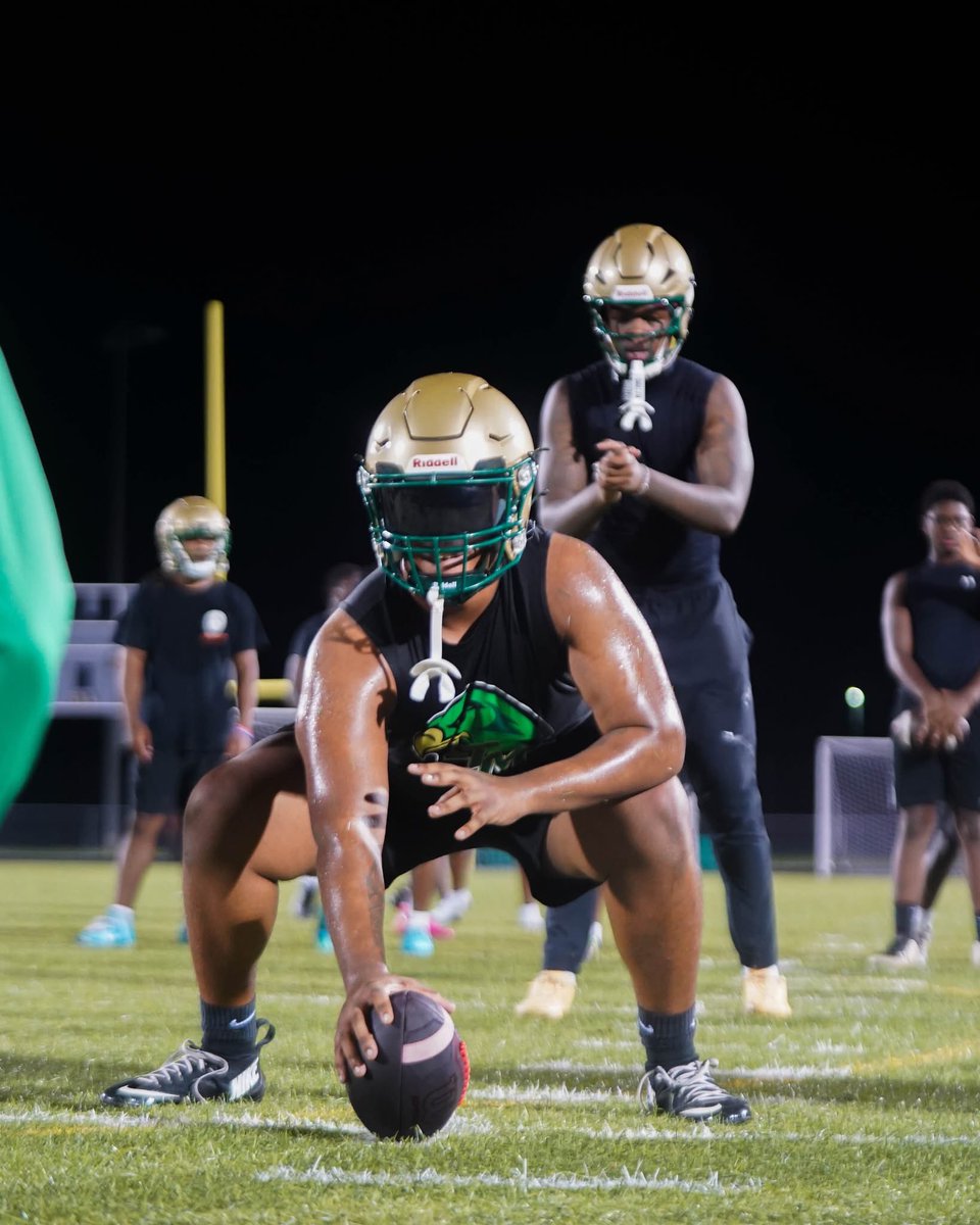 AndrewGaryjr's tweet photo. The play starts with me. The standard stays with me. ⚓ #TheAnchor @HuguenotFB  @coachscott33 https://t.co/hUsrq3UrXN