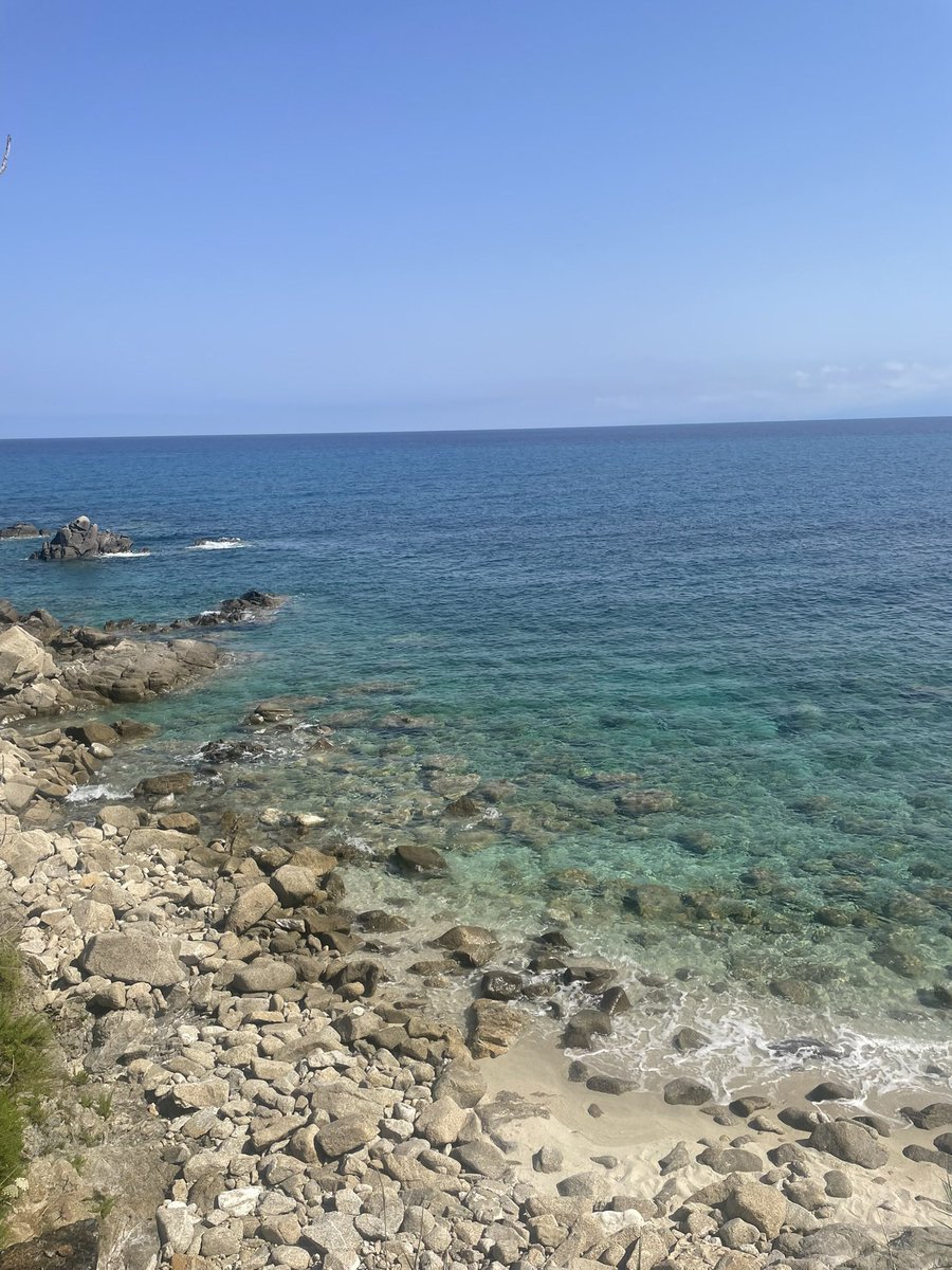 justnnaty's tweet photo. Bonus per questa spiaggetta nascosta https://t.co/CCQjPBzOfy