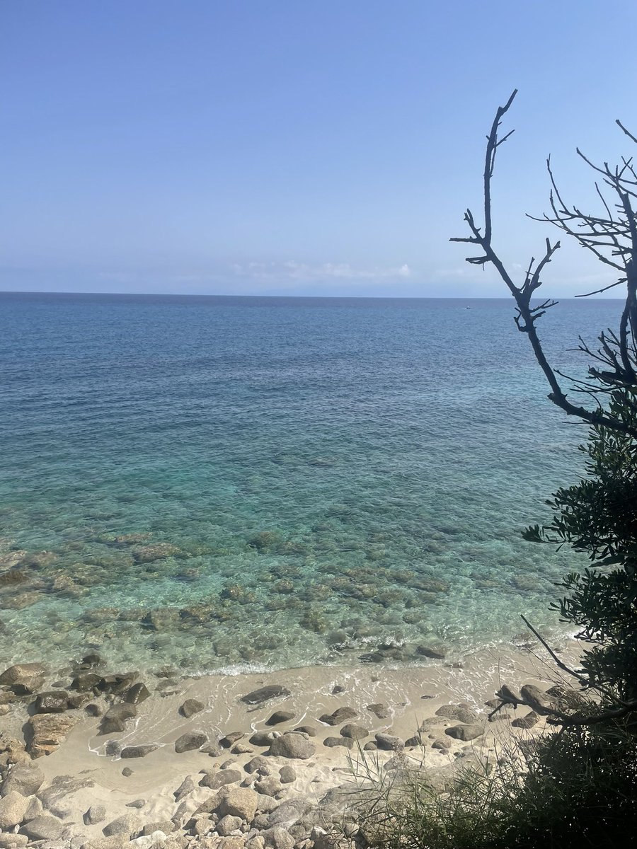 justnnaty's tweet photo. Bonus per questa spiaggetta nascosta https://t.co/CCQjPBzOfy