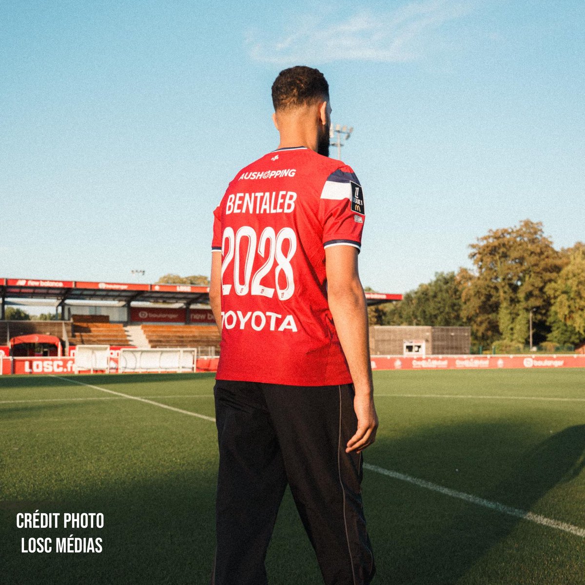 LePetitLillois's tweet photo. 🎙️ Les mots de Nabil Bentaleb sur le site officiel du LOSC, suite à sa prolongation de 2 ans.

« Je suis super content de poursuivre mon aventure au LOSC. C’était très important pour moi de continuer ici. Avec le club et le président, nos objectifs sont alignés, on a à cœur de réaliser de belles choses. Rester à Lille s’inscrit pour moi dans une certaine logique, avec ce club qui m’a donné cette opportunité de continuer à jouer au football. J’en suis très fier. J’ai hâte de retrouver le groupe, de commencer avec ce nouveau staff. J’ai des fourmis dans les jambes. »