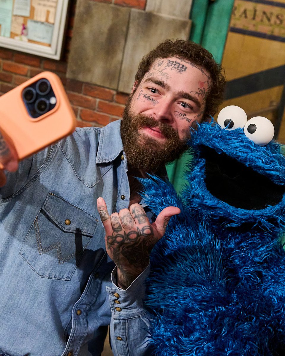 MeCookieMonster's tweet photo. Say "cookies!" 🍪📸

Me also want to say thank you to Posty for stopping by Sesame Street. #StormOnSesameStreet https://t.co/EdALO65JcF