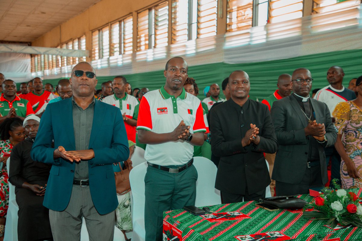 CnddFddGitega's tweet photo. Patiri Théophile Ndayishimiye, afatiye kw'ijambo ry'Imana ryo mu B'i Filipi 4:4-9, yibukije ko umunezero w'umukristu(o) wubakira ku rukundo, amahoro no gukunda mugenzi we. Yasavye indongozi kwama zirondera umunezero w'abo zirongoye, na bo bakawuronderera ababarongoye. 🤝❤️ https://t.co/nKbsmzEbxn