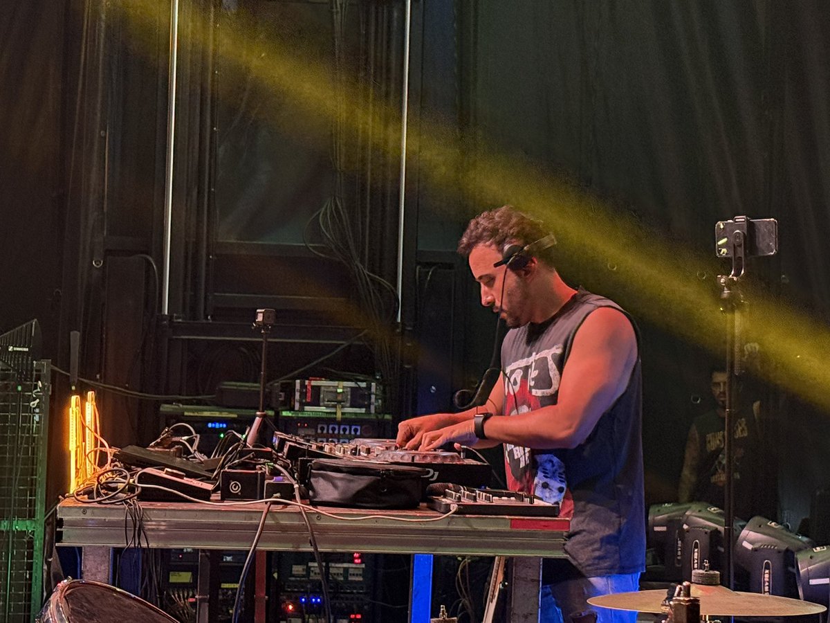 RadioRioja's tweet photo. @AytoLogrono 🎉 ¡La gran noche de #Los40SummerLive comienza ya con este ambientazo en la Plaza del Ayuntamiento de Logroño 

🎶Y con el gran @davidalvarezfm como el mejor maestro de ceremonias de @Los40 

@AytoLogrono https://t.co/NW4o0fH4sK