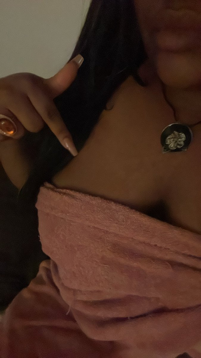 smoothdomi's tweet photo. je sors de la douche quelle bonne chienne pour me faire plaisir?🙈 
#moneymiss #dom #paypig #moneyslave #domina https://t.co/46uAuFhfla