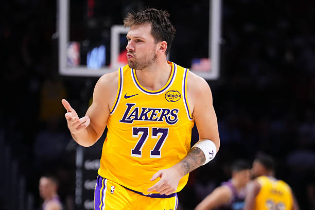 Basket_Infos's tweet photo. 💰 Le joueur le mieux payé de chaque franchise en 2026-27 

Bucks : Tyler Herro — 33,0 M$
Bulls : Josh Giddey — 25,0 M$
Cavaliers : Donovan Mitchell / Evan Mobley — 50,1 M$
Celtics : Jayson Tatum — 58,5 M$
Clippers : Darius Garland — 42,2 M$
Grizzlies : Jerami Grant — 34,2 M$
Hawks : Jalen Johnson — 30,0 M$
Heat : Giannis Antetokounmpo — 58,5 M$
Hornets : Coby White — 26,8 M$
Jazz : Jaren Jackson Jr. — 49,0 M$
Kings : Zach LaVine — 49,0 M$
Knicks : Karl-Anthony Towns — 57,1 M$
Lakers : Luka Doncic — 51,0 M$
Magic : Paolo Banchero — 42,5 M$
Mavericks : Kyrie Irving — 39,5 M$
Nets : Michael Porter Jr. — 40,8 M$
Nuggets : Nikola Jokić — 59,0 M$
Pacers : Tyrese Haliburton / Pascal Siakam — 48,9 M$
Pelicans : Zion Williamson — 42,2 M$
Pistons : Cade Cunningham — 50,1 M$
Raptors : Kawhi Leonard — 50,3 M$ (à officialiser)
Rockets : Kevin Durant — 43,9 M$
Sixers : Joel Embiid — 58,0 M$
Spurs : De’Aaron Fox — 51,0 M$
Suns : Devin Booker — 57,1 M$
Thunder : Chet Holmgren / Jalen Williams — 41,4 M$
Timberwolves : Anthony Edwards — 48,9 M$
Trail Blazers : Ja Morant — 42,2 M$
Warriors : Stephen Curry — 62,6 M$
Wizards : Anthony Davis — 58,5 M$

Quel contrat vous surprend le plus ? 👀