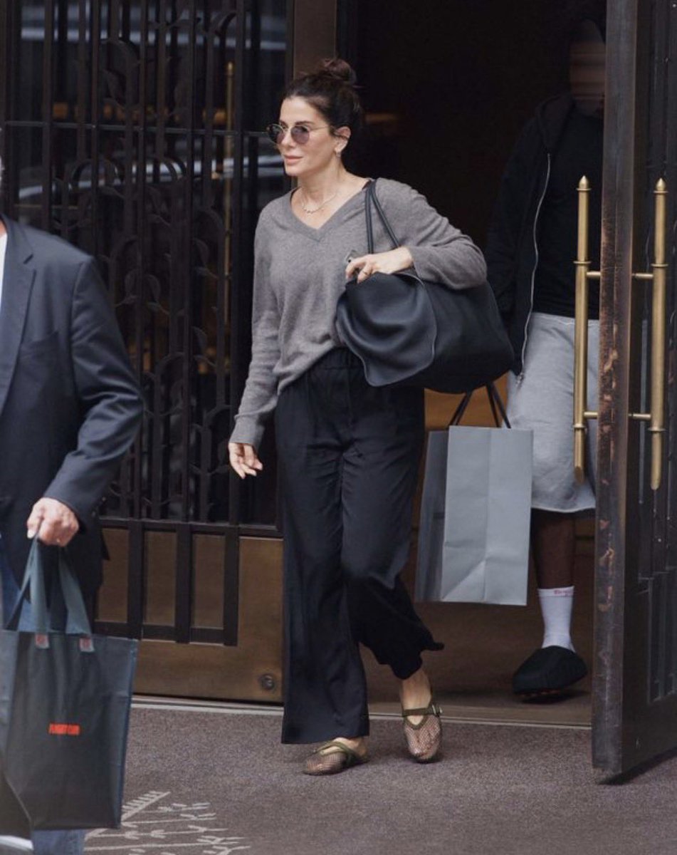 bullocksource's tweet photo. Sandra Bullock photographed in New York City today. https://t.co/4bv3Oc0QCL
