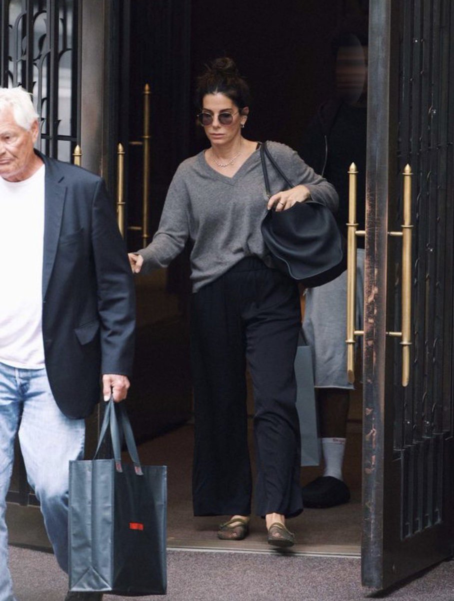 bullocksource's tweet photo. Sandra Bullock photographed in New York City today. https://t.co/4bv3Oc0QCL