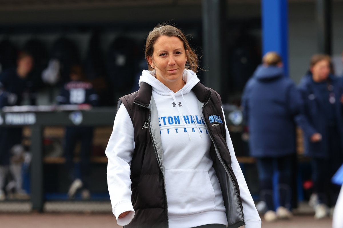 SHUSoftball's tweet photo. A very 𝐇𝐀𝐏𝐏𝐘 𝐁𝐈𝐑𝐓𝐇𝐃𝐀𝐘 to our hitting coach EMILY SCHAFFER!!

#HALLin 🥎🏴‍☠️🔵⚪ https://t.co/MkkCw0X2ye